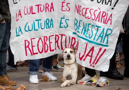 Protesta ante la sede del Departamento de Cultura de la Generalitat de técnicos y músicos de la cultura afectados por el cierre desde el día 29 de octubre.