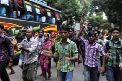 Trabajadores de la industria textil gritan consiignas durante unas protestas en Dacca (Bangladesh) hoy, lunes 23 de septiembre.