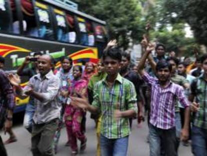 Trabajadores de la industria textil gritan consiignas durante unas protestas en Dacca (Bangladesh) hoy, lunes 23 de septiembre.