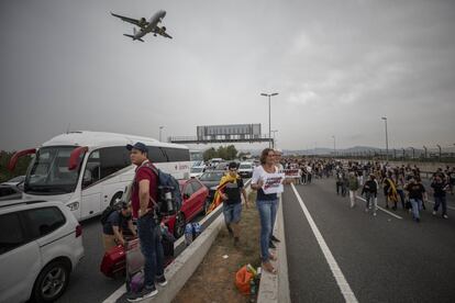 Los manifestantes cortan el acceso al aeropuerto de El Prat. 