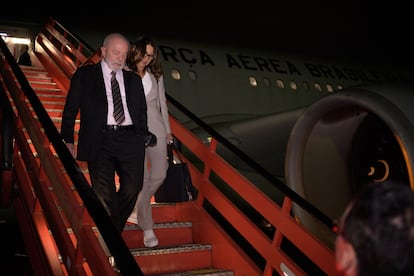 Luiz Inácio Lula da Silva y su esposa Rosangela da Silva, en su llegada de este martes a Bogotá.