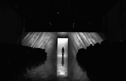 Una modelo camina por la pasarela en la Mercedes-Benz Fashion Week que se celebra en Sidney, Australia