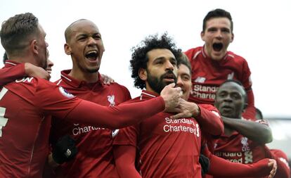 Jugadores del Liverpool celebran el gol de Salah contra el Chelsea.