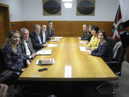 Una reunión entre representantes del Gobierno vasco y EH Bildu para abordar los presupuestos de 2019.