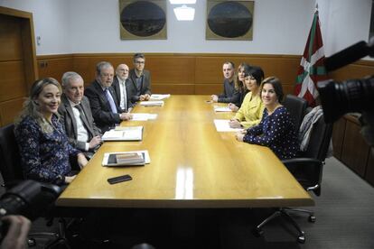 Una reunión entre representantes del Gobierno vasco y EH Bildu para abordar los presupuestos de 2019.