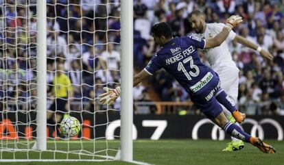 Benzema remata de cabeza el gol del Madrid.