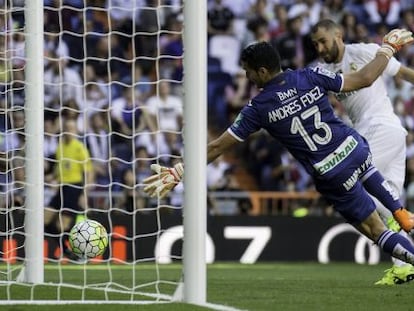 Benzema remata de cap el gol del Madrid.