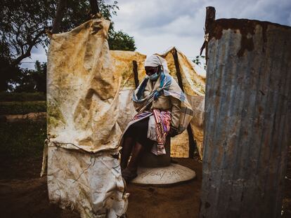 La señora Rosa João se sienta en su letrina recién construida  gracias a un programa de mejora de instalaciones de agua y saneamiento llevado a cabo por la ONG Ongawa en el distrito de Manhiça, en el sur de Mozambique.