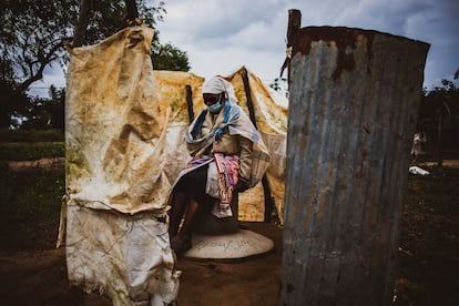 La señora Rosa João se sienta en su letrina recién construida  gracias a un programa de mejora de instalaciones de agua y saneamiento llevado a cabo por la ONG Ongawa en el distrito de Manhiça, en el sur de Mozambique.