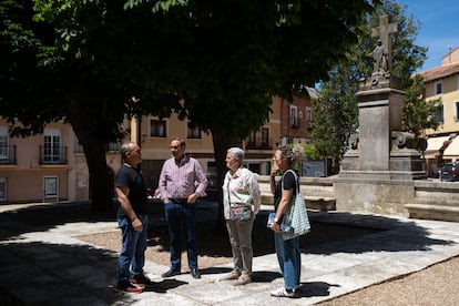 Manuel Muñoz, de la agrupación de IU en Dueñas, Jesús Merino, Ana María Palenzuela y Lucía Merino, junto a la Cruz de los Caídos de la localidad palentina.