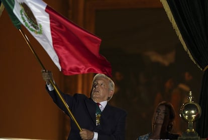 El presidente Andrés Manuel López Obrador da el tradicional grito de independencia desde el balcón presidencial del Palacio Nacional.