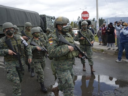 Militares ecuatorianos, en el acceso a una de las prisiones escenario de los motines, la cárcel de Sierra Centro Norte, en Latacunga, el 22 de julio.