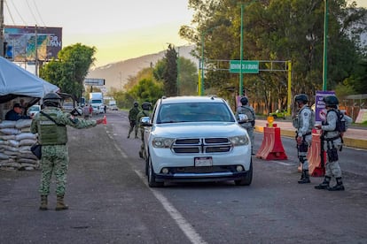 Checkpoints have been set up at the main entrances to the city of Uruapan by the National Guard and the military
