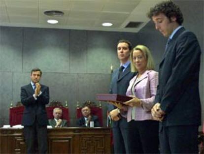 La viuda del juez Lidón, Marisa Galarraga, con sus dos hijos, tras recibir una distinción en junio pasado.