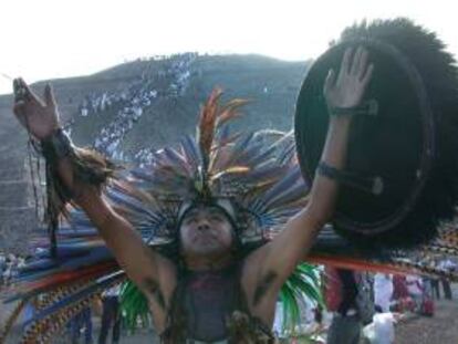 Quetzacuatli (águila quetzal), descendiente azteca, alza las manos para recibir la energía cósmica en la llegada de la primavera el centro ceremonial de Teotihuacán, 60 km de la capital mexicana, donde se encuentra la pirámide del sol y de la luna. EFE/Archivo