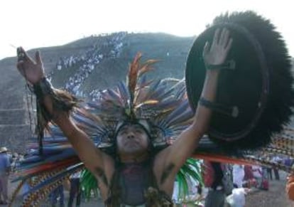 Quetzacuatli (águila quetzal), descendiente azteca, alza las manos para recibir la energía cósmica en la llegada de la primavera el centro ceremonial de Teotihuacán, 60 km de la capital mexicana, donde se encuentra la pirámide del sol y de la luna. EFE/Archivo