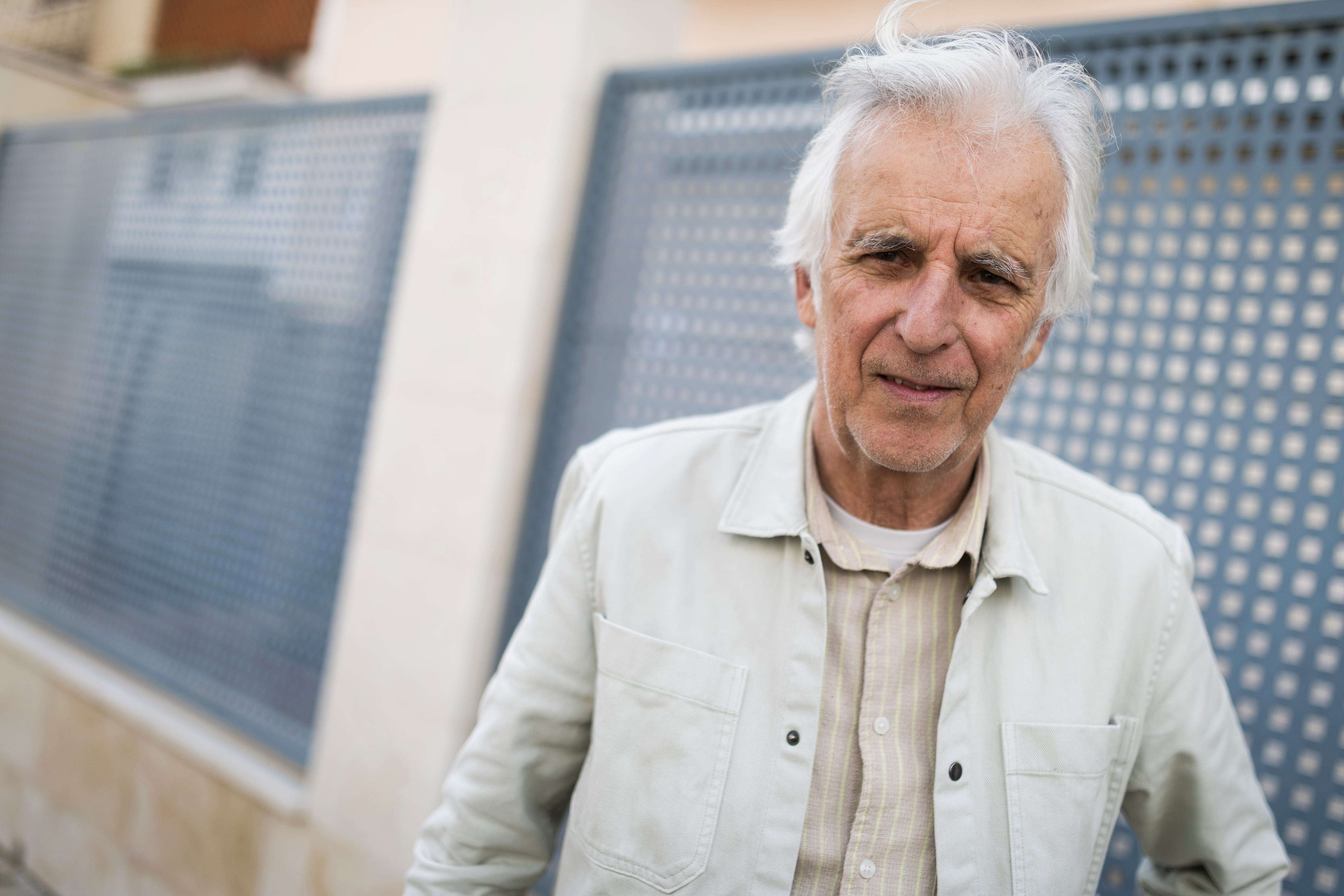 Kiko Veneno posando en Sevilla en abril de 2025. 