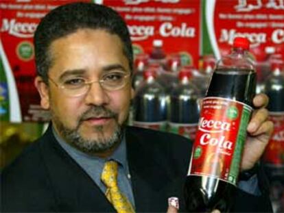 Taufic Matluti y su botella de Mecca-Cola.