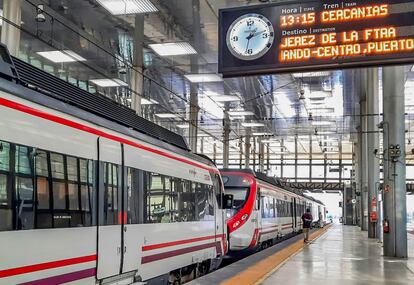 Trenes de Cercanías en la estación de Cádiz