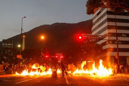 Una de las barricadas levantadas por los manifestantes de Venezuela.