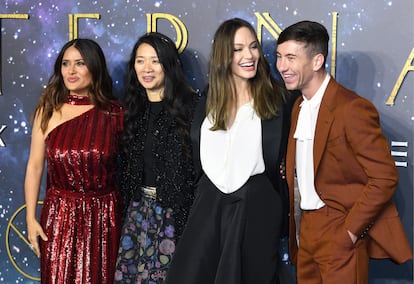 Salma Hayek, Chloe Zhao, Angelina Jolie y Barry Keoghan en la 'premiere' de 'Eternals' en Waterloo.