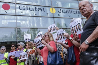 Concentración frente a los juzgados de Valencia contra la sentencia de la Manada.