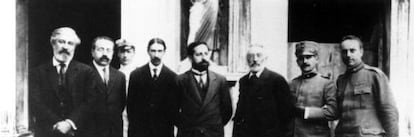 Américo Castro (en el centro), durante una visita al frente italiano en 1917 con Santiago Rusiñol, Manuel Azaña, Luis Bello y Miguel de Unamuno.