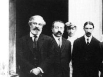 Américo Castro (en el centro), durante una visita al frente italiano en 1917 con Santiago Rusiñol, Manuel Azaña, Luis Bello y Miguel de Unamuno.