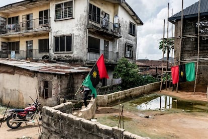 Partidarios de People of Biafra (IPOB) portan la bandera de Biafra en el distrito Osusu de Aba, esta semana.