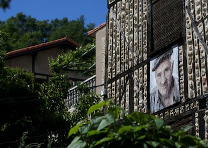 El pintor regaló los retratos a las familias para que hicieran con ellos lo que quisieran cuando finalizase el la exposición. Seis años después, los vecinos se niegan a descolgarlos y las pinturas se han vuelto un símbolo de identidad del municipio.