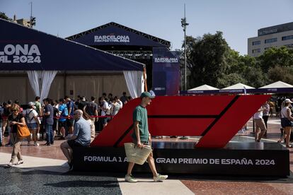 Fan Village instalado plaza Catalunya.