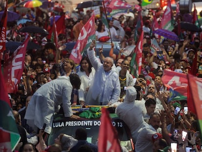 El expresidente y candidato Lula da Silva, este viernes en Juiz de Fora (Minas Gerais), junto a Simone Tebet, adversaria en la primera vuelta y ahora aliada, y la exministra Marina Silva.