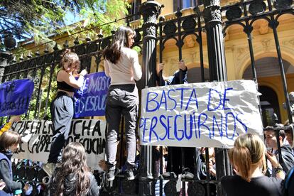 Alumnos del colegio público Mariano Acosta cuelgan carteles de protesta el pasado 28 de septiembre.