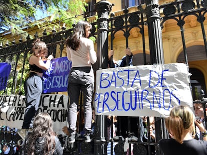 Alumnos del colegio público Mariano Acosta cuelgan carteles de protesta el pasado 28 de septiembre.