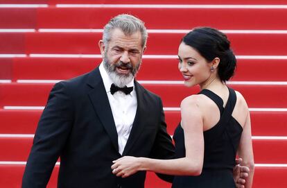 Mel Gibson y su novia, Rosalind Ross, llegan para la entrega de premios del Festival de Cannes.
