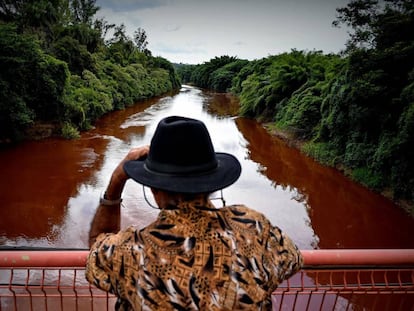 Um homem observa o rio Paraopeba, afetado pelo rompimento da barragem da mina do Feijão, em Brumadinho.
