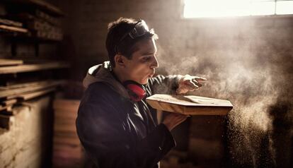 Un carpintero realiza sus tareas profesionales en un taller.