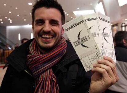 Jordi Gil, el primero en comprar las entradas para el concierto en Barcelona.