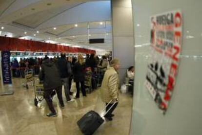 Decenas de personas guardan su turno para facturar las maletas en la T2 del Aeropuerto de Barajas. EFE/Archivo