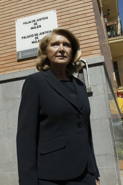 María Amparo Fernández, esposa de Carlos Fabra, ayer, ante los juzgados de Nules.