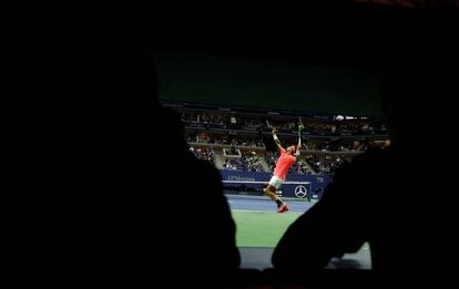 Nadal sirve durante el partido de la 3&ordf; ronda contra Mayer.