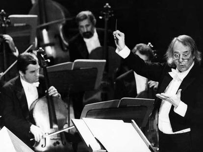 Karlheinz Stockhausen dirigiendo una de sus obras en Budapest, en 1984.