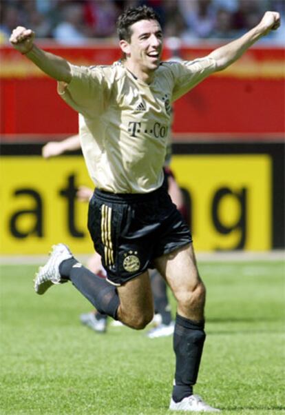 El delantero holandés Roy Makaay celebra uno de sus tres goles contra el Kaiserslautern.