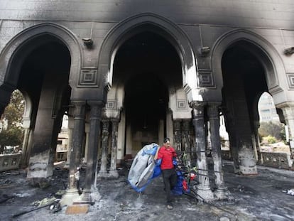 Una persona inspecciona los restos de la mezquita de Rabaa al Adauiya