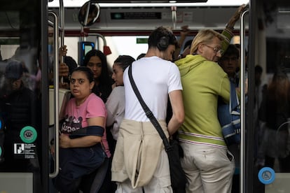 Los pasajeros suben a un autobús durante la huelga en los servicios de transporte, este lunes en Barcelona. 