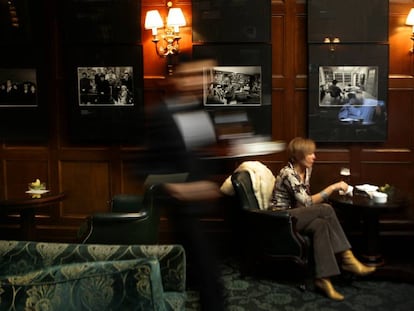 Una mujer en el bar del hotel Palace.