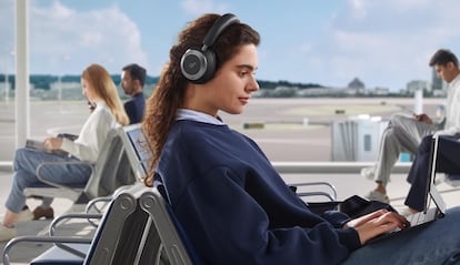 Chica utilizando los auriculares Anker Soundcore Space One Pro de color negro