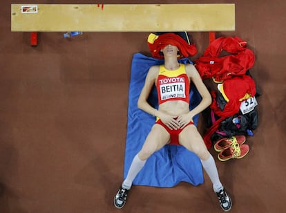 Ruth Beitia, descansando durante la final de salto de altura en el Campeonato Mundial de Atletismo de Pekín en 2015 donde la atleta acabó en 5ª posición.