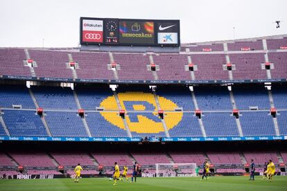 Vista de uno de los marcadores del Campo Nou donde se puede leer 'Democracia'.