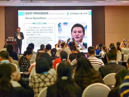 Kirs&aacute;n Iliumy&iacute;nov, presidente de la FIDE, durante su conferencia en Chongqing